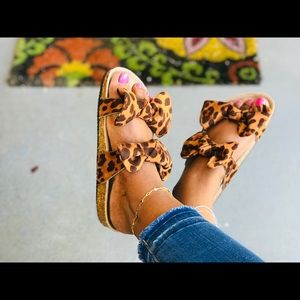 COMFY BOW SANDALS!